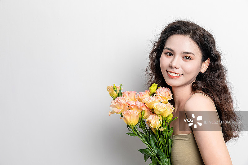 一名漂亮的亚洲美女手拿着一束洋桔梗图片素材