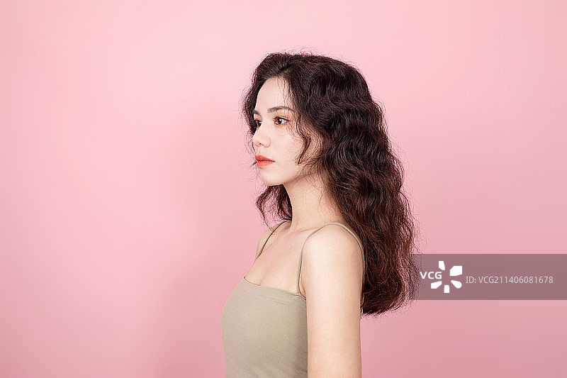 美容护肤美妆概念粉色背景中的亚洲美女图片素材