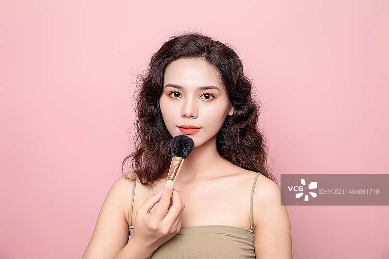 美容护肤美妆概念粉色背景中的亚洲美女图片素材