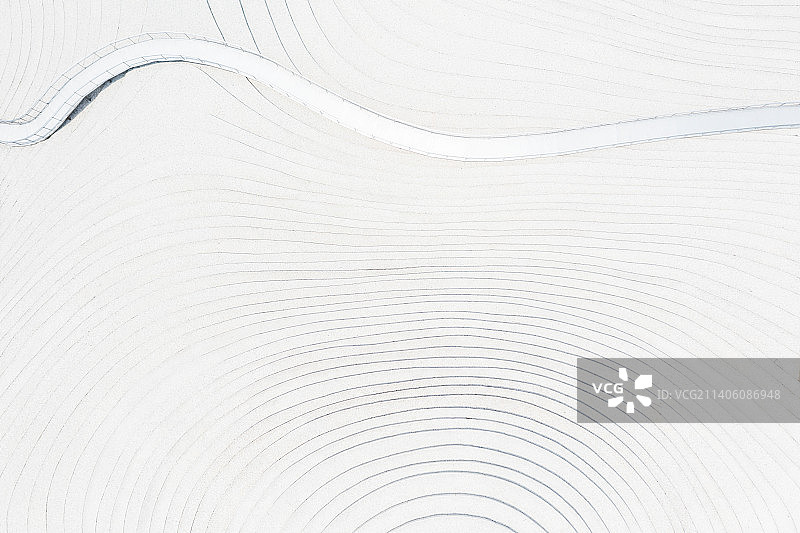 湖北省武汉市汉阳区琴台美术馆白色线条与玻璃栈道极简构图夏季户外风光航拍正上方视角图片素材