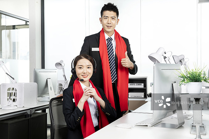 办公室里拜年的青年男女图片素材