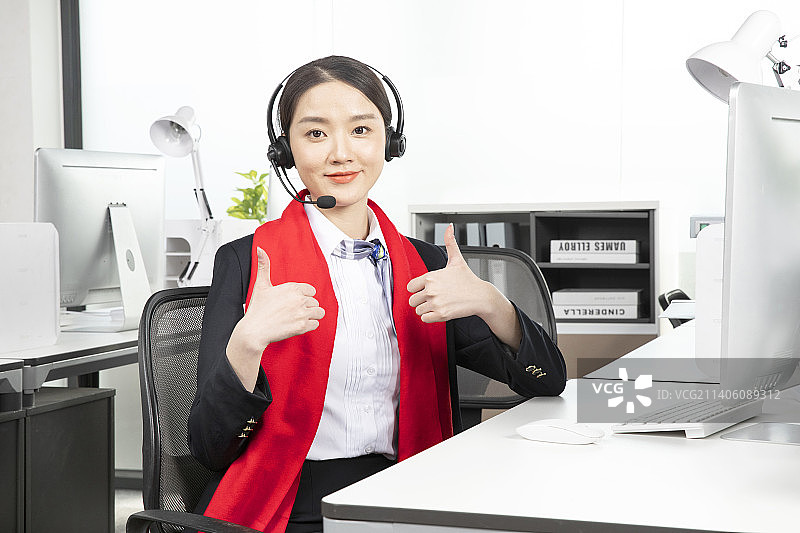 身穿职业装的年轻女性拜年图片素材