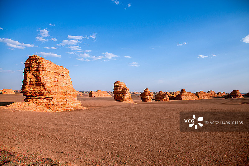 甘肃地貌中的岩层景观图片素材