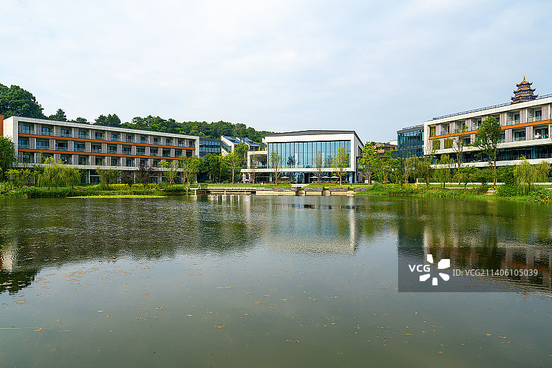 湖边的豪华度假酒店图片素材