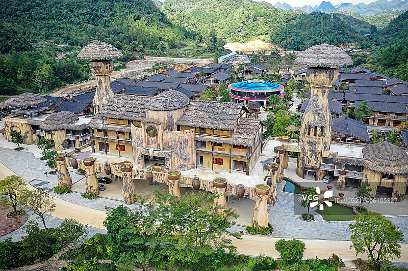 航拍广西河池市南丹县里湖瑶族乡歌娅思谷瑶王寨民俗文化建筑群。图片素材