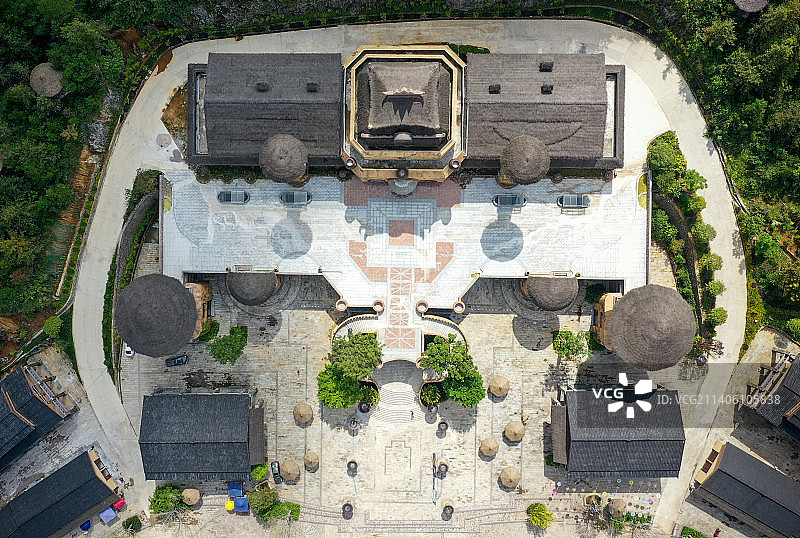 航拍广西河池市南丹县里湖瑶族乡歌娅思谷瑶王寨民俗文化建筑群。图片素材