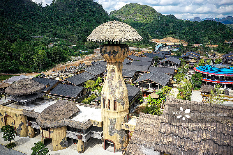 航拍广西河池市南丹县里湖瑶族乡歌娅思谷瑶王寨民俗文化建筑群。图片素材