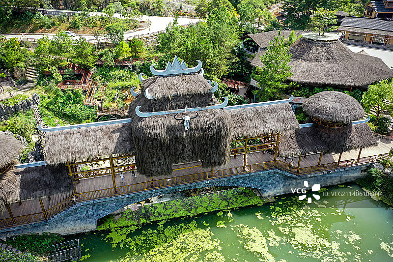 航拍广西河池市南丹县里湖瑶族乡歌娅思谷瑶王寨民俗文化建筑群。图片素材