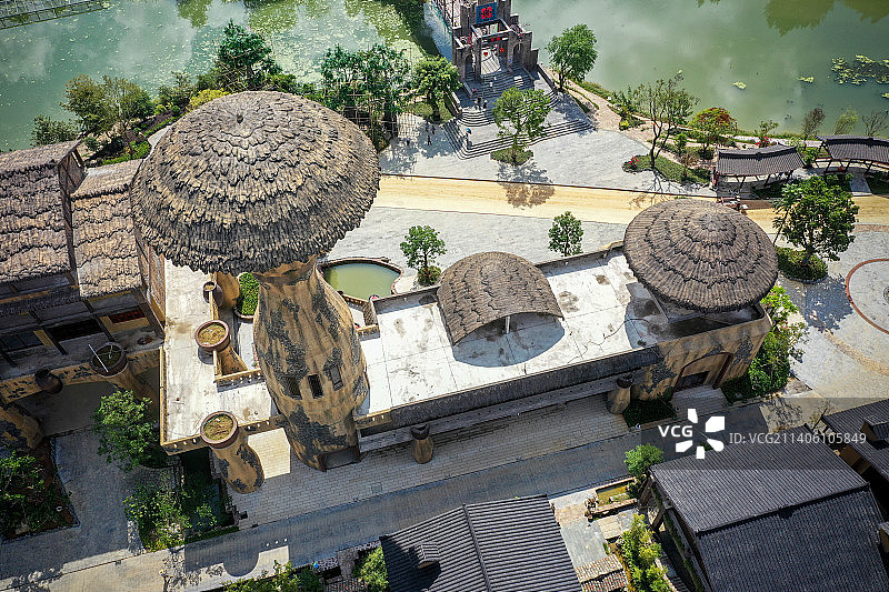 航拍广西河池市南丹县里湖瑶族乡歌娅思谷瑶王寨民俗文化建筑群。图片素材