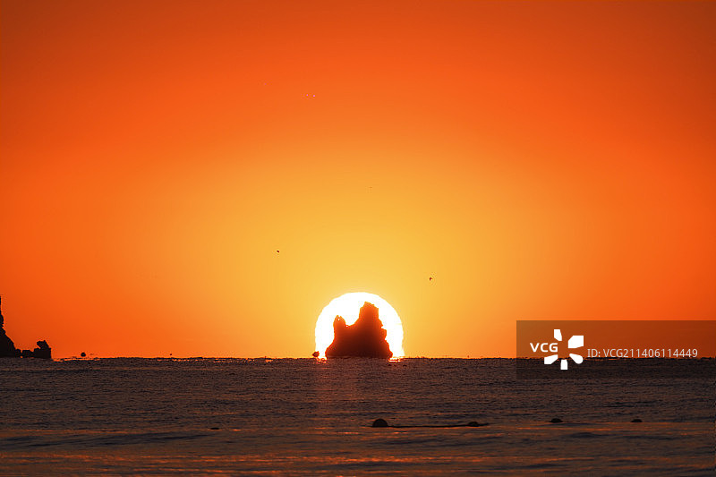 坍塌后的石老人日出图片素材