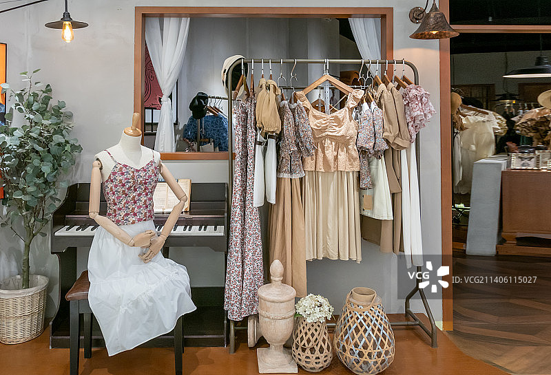时尚女士服装店图片素材