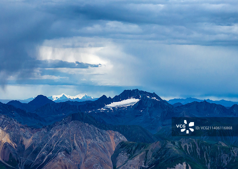 四川甘孜沙鲁里山脉雪山冰川图片素材