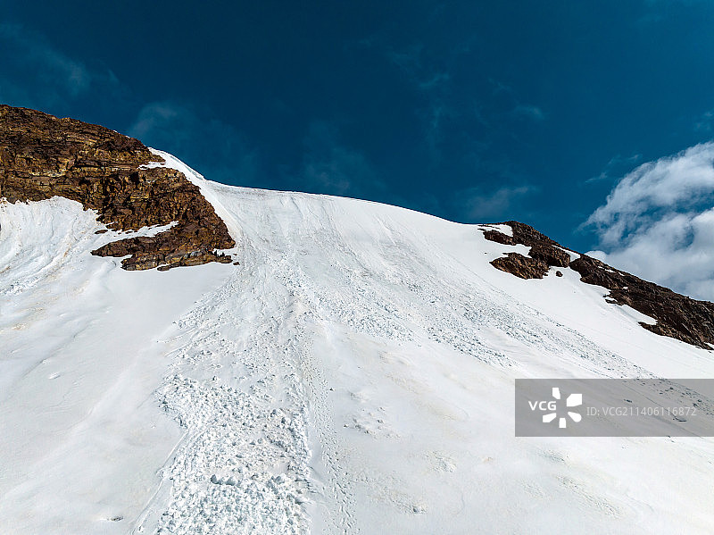 四川甘孜巴塘夏塞雪山冰川图片素材