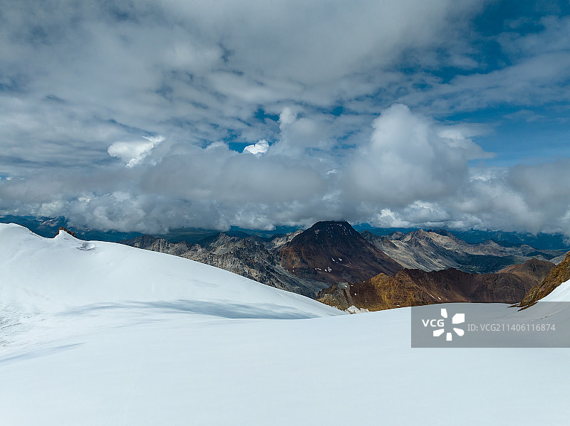 四川甘孜沙鲁里山脉雪山冰川图片素材