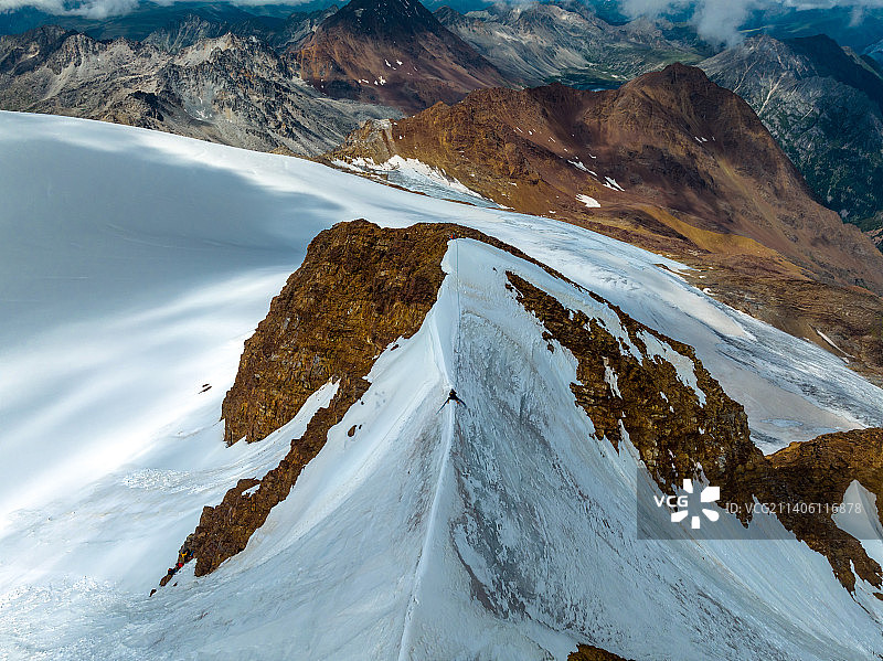 四川甘孜巴塘尼登贡嘎雪山的登山者图片素材