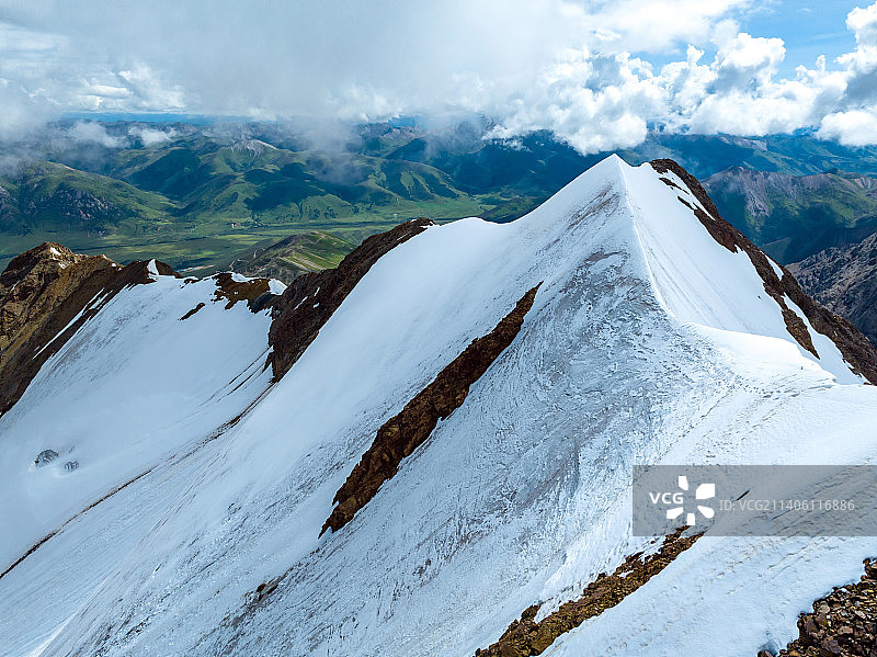 四川甘孜巴塘尼登贡嘎雪山冰川图片素材