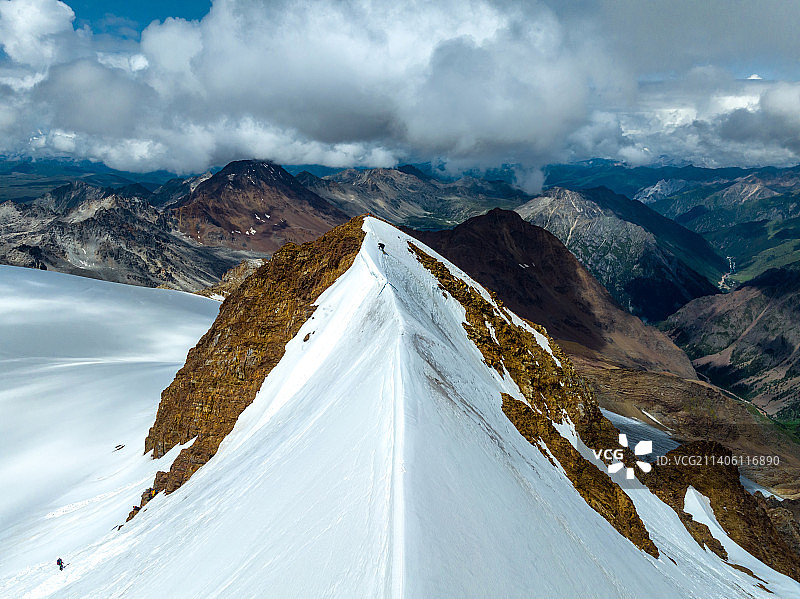 四川甘孜巴塘尼登贡嘎雪山的攀登者图片素材