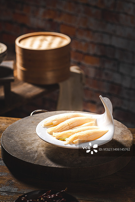 红砖背景 火箭鱿鱼 网红鱿鱼 怀旧的屋子 木制底板上的 拆迁房子里的美食 重庆老火锅图片素材