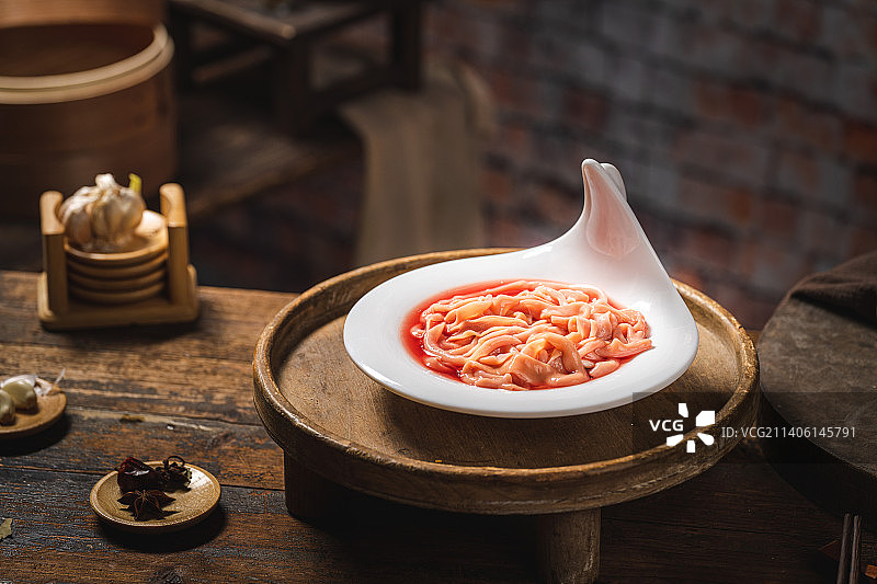 红砖背景 火锅鲜鸭肠 挑起一根 怀旧的屋子 木制底板上的 拆迁房子里的美食 重庆老火锅图片素材