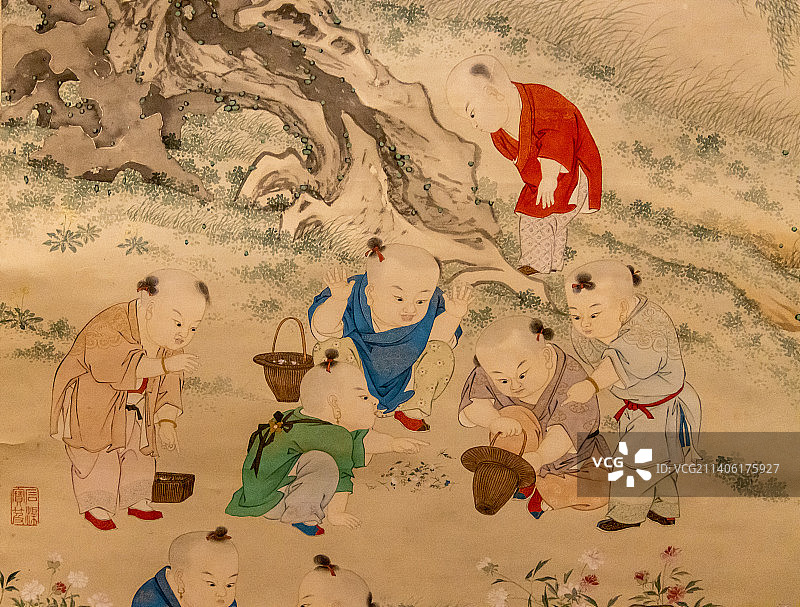 清 金廷标 婴戏图轴【纸本，设色。图表现孩童五月斗草习俗。斗草文者以赋诗对句为戏，武者比较草茎部韧性图片素材