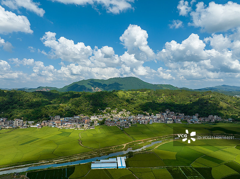 蓝天白云下的广西新农村图片素材