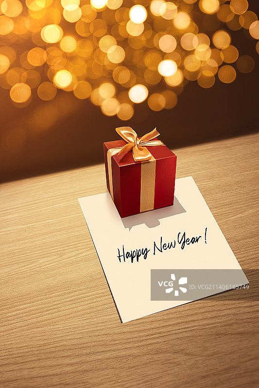 桌子上的新年礼物图片素材