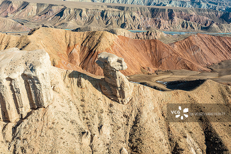 航拍：新疆网红公路 百里丹霞风景道 骆驼峰景点图片素材