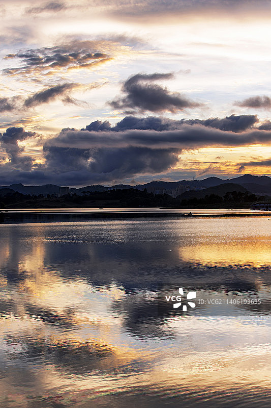 彩云之南：听湖梦幻云彩图片素材