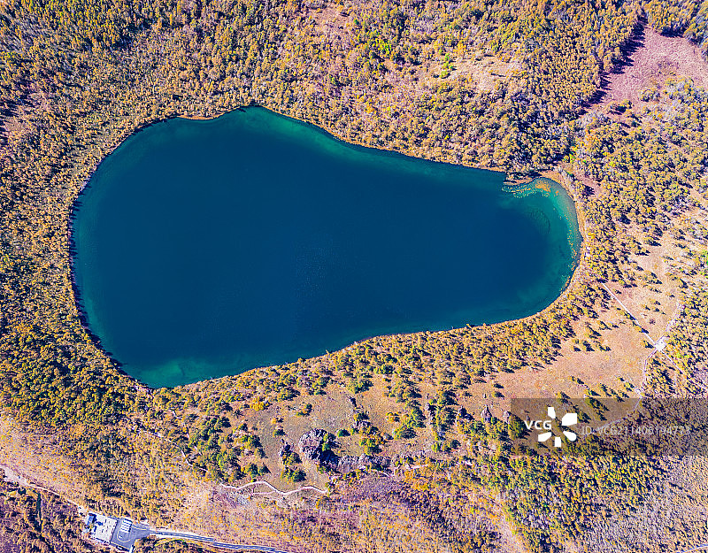 航拍内蒙古兴安盟阿尔山天池秋天自然风景图片素材