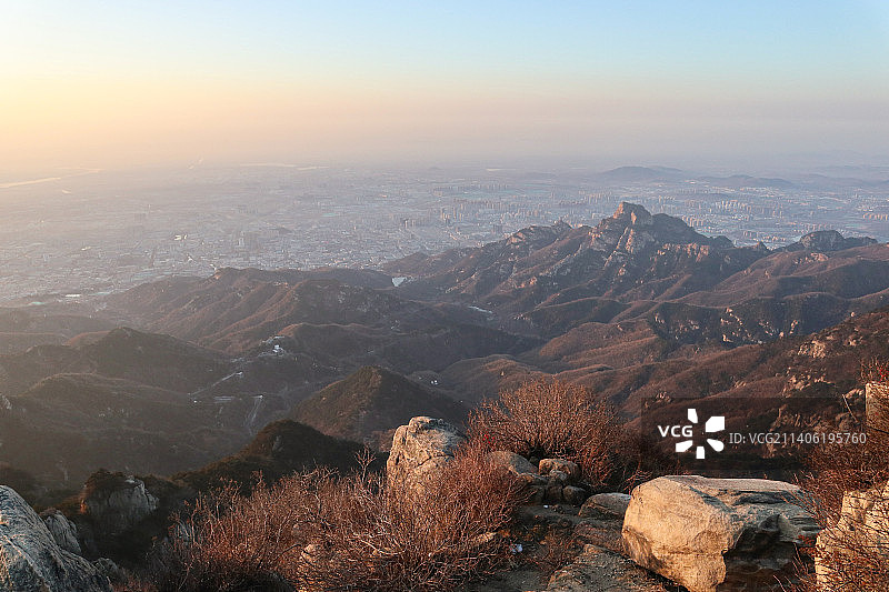 清晨泰山瞻鲁台远眺图片素材