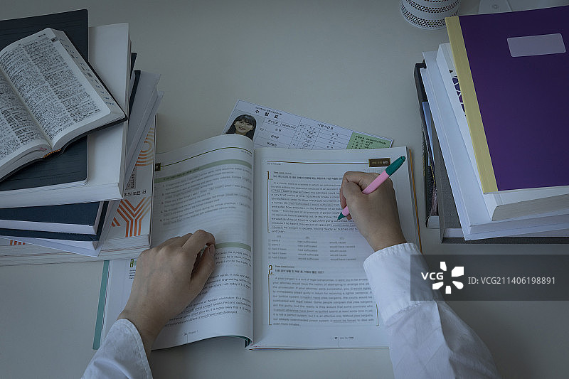 在家学习，书桌一角_熬夜苦读图片素材