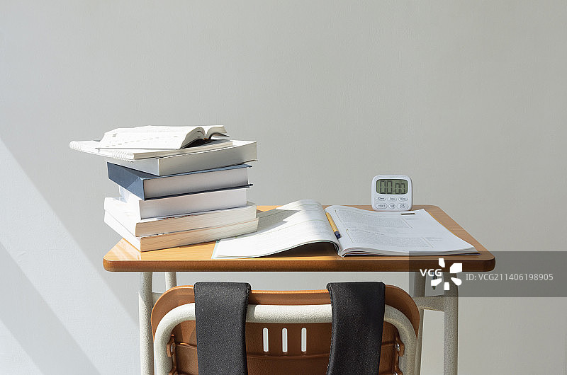 在家学习，书桌场景，堆叠的练习册图片素材
