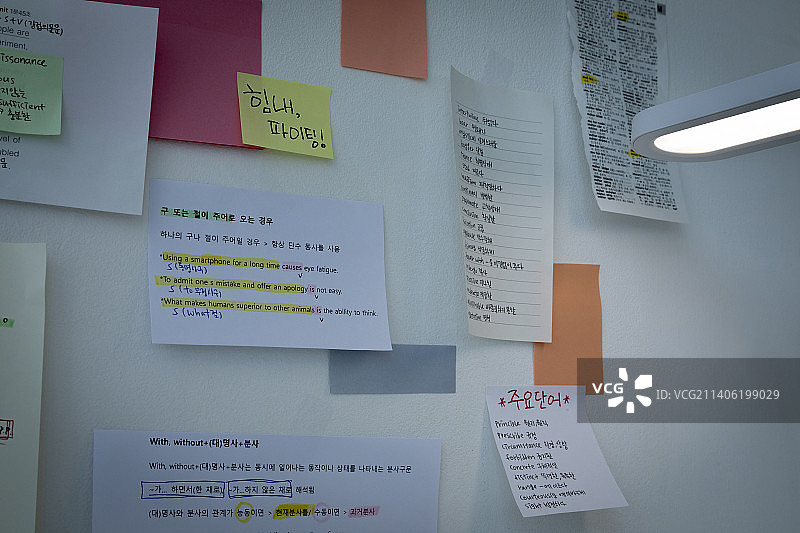 在家学习，书桌场景，墙上手写笔记图片素材