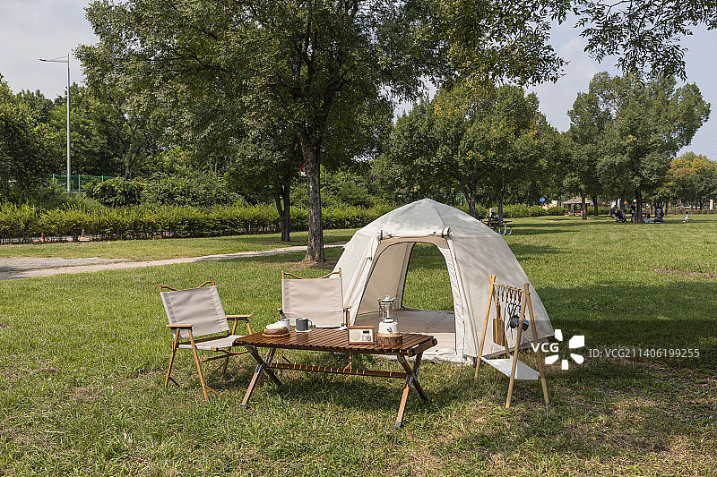 露营氛围美学_帐篷和露营装备图片素材