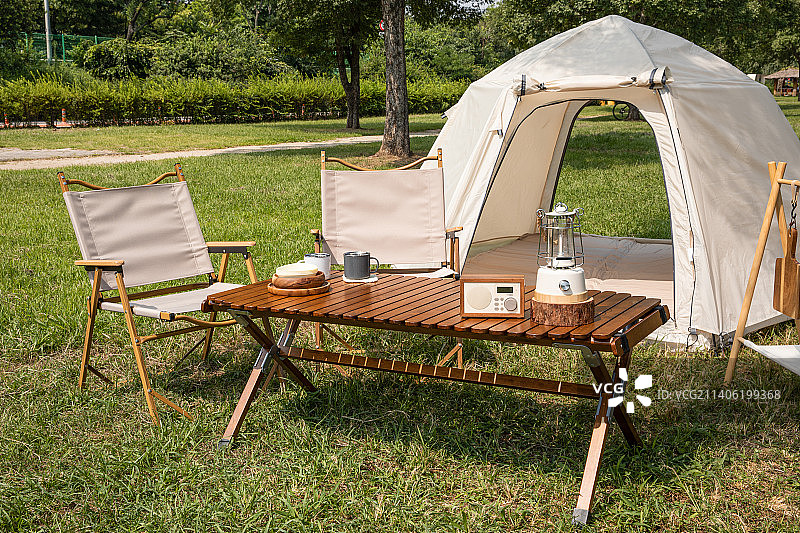 露营氛围美学_帐篷和露营装备图片素材