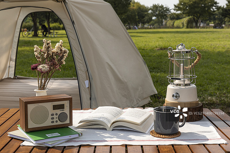 露营氛围美学：喝咖啡读书图片素材