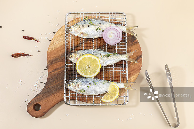 烤架上的西鲱鱼图片素材