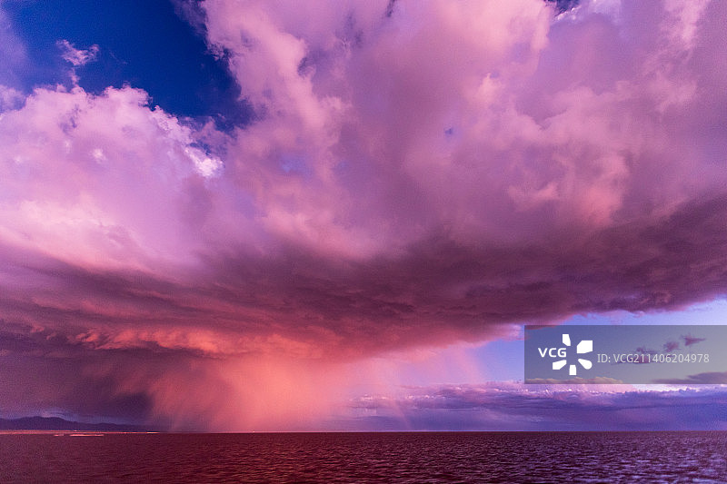 玻利维亚乌尤尼盐湖雨季的傍晚图片素材