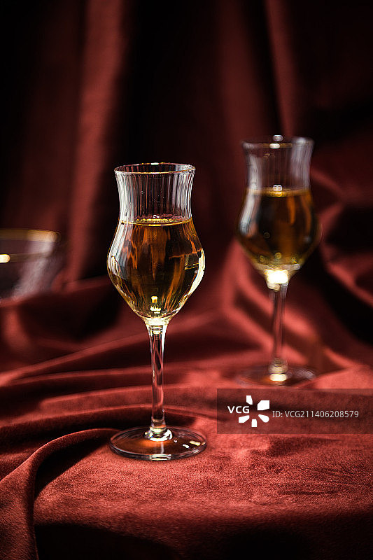 晚餐桌子上的高脚杯红酒杯香槟杯图片素材