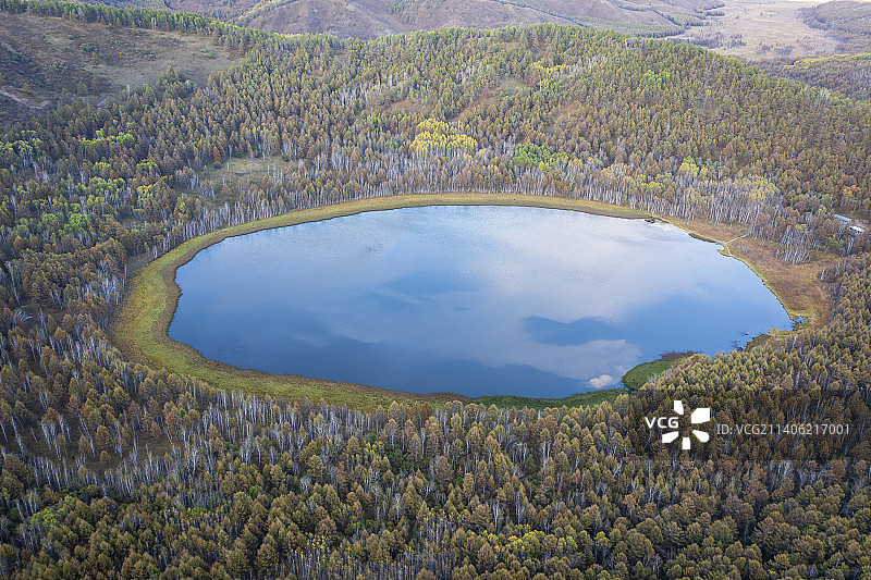 秋日里的内蒙柴河布特哈天池图片素材