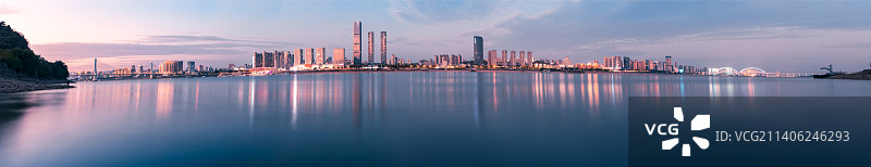 湖北宜昌滨江傍晚全景图片素材
