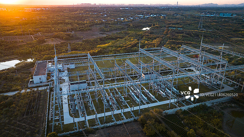 黄昏下的变电站图片素材