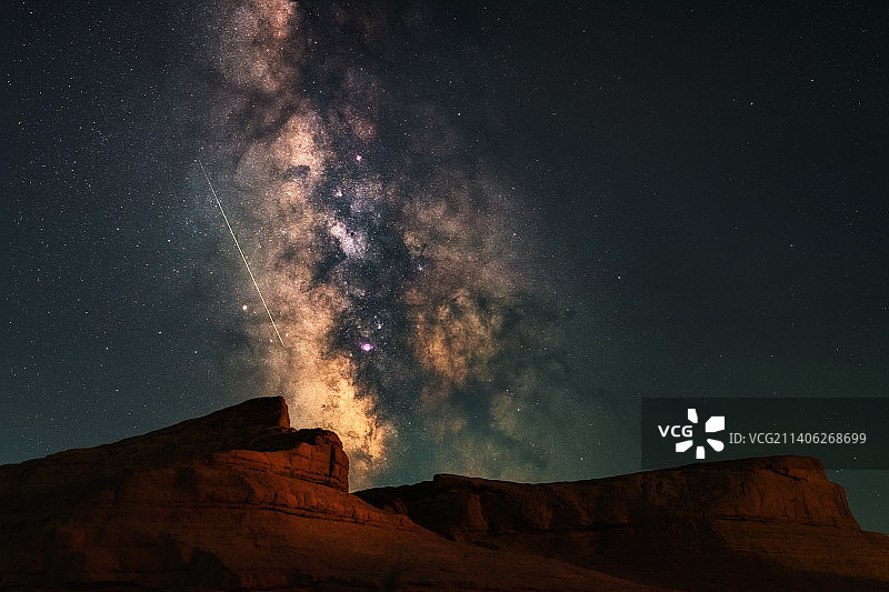 新疆吐鲁番自然风光：星夜红河谷图片素材