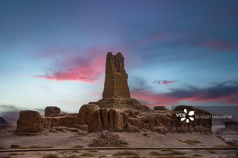 新疆吐鲁番高昌故城的岩石景观图片素材