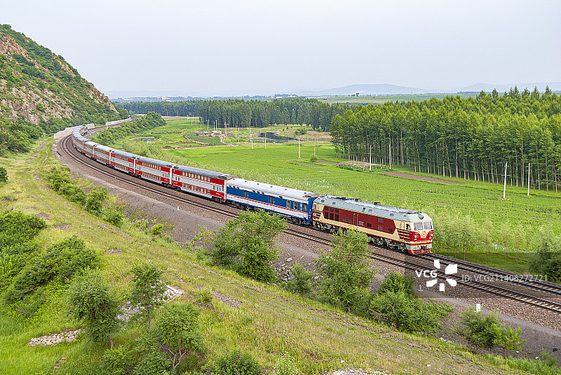 绥芬河-大连2728次通过滨绥线拉古弯道图片素材