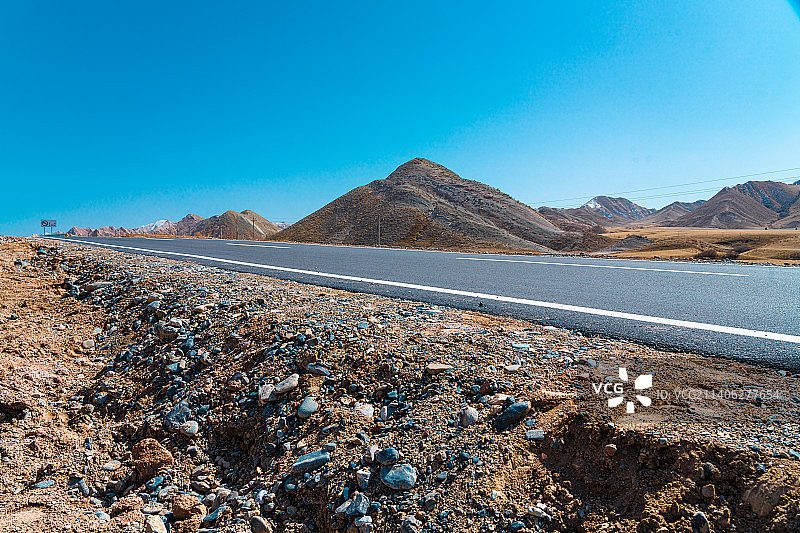 公路合成背景  新疆硫磺沟丹霞地貌图片素材
