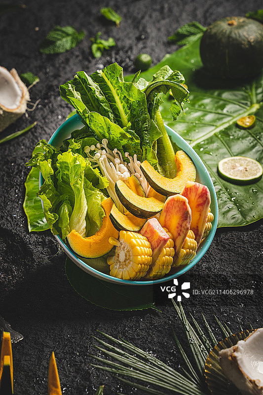 椰子鸡 海南美食 椰子美食 石板背景 蔬菜拼盘 杂粮拼盘图片素材