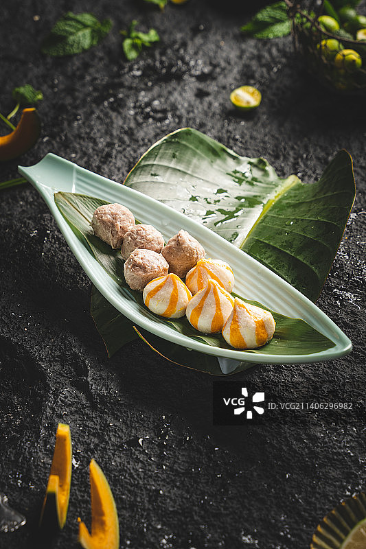 椰子鸡 海南美食 椰子美食 石板背景 椰子鸡 海南美食 椰子美食 石板背景 丸子 半成品食物图片素材