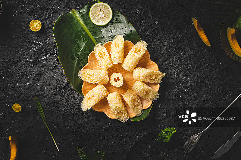 椰子鸡 海南美食 椰子美食 石板背景 响铃 豆腐 豆制品图片素材