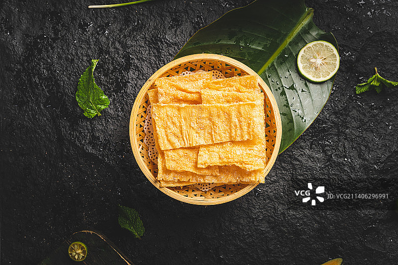 椰子鸡 海南美食 椰子美食 石板背景 豆制品 腐竹图片素材